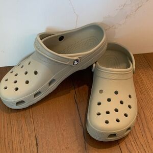 Mens NWOT size 13 Crocs Gray/Taupe/Green slip in clog with Strap